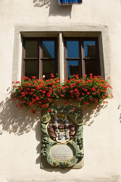 Rothenburg Der Tauber Duitsland September 2010 Windows Met Bloemen Gedenkplaat — Stockfoto