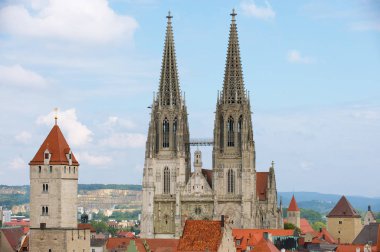 Regensburg, Almanya - 04 Eylül 2010: Spires St. Peter Katedrali Regensburg, Almanya mavi gökyüzünde çatılarda tarihi binalar yukarıda. UNESCO Dünya Miras Listesi.
