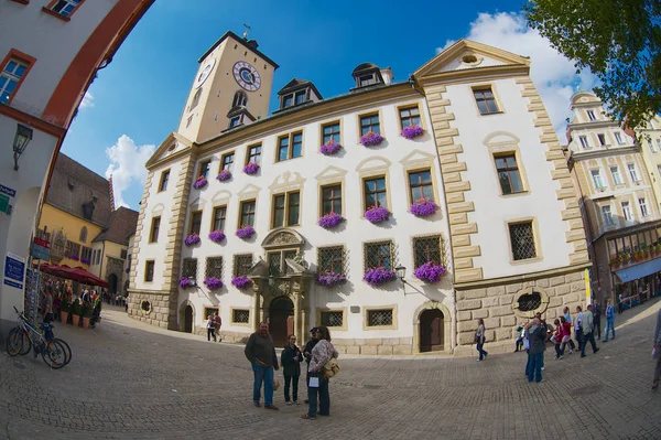 德国雷根斯堡 2010年9月4日 无可识别的游客走在德国雷根斯堡历史部分的街道上 这座城市的中世纪中心是联合国教科文组织的世界遗产 — 图库照片