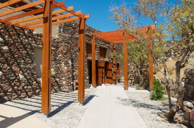 Akrotiri, Yunanistan - 01 Ağustos 2012: Giriş Akrotiri arkeolojik Akrotiri, Yunanistan.