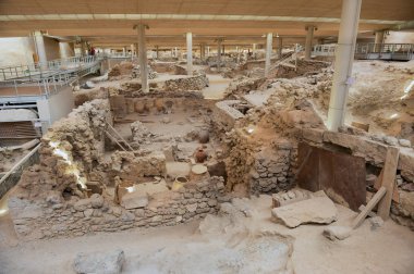 Akrotiri, Yunanistan - 01 Ağustos 2012: Kalıntıları eski binalar ve dekore edilmiş seramik dan Minoan Tunç Çağı arkeolojik alanında Akrotiri, Yunanistan.