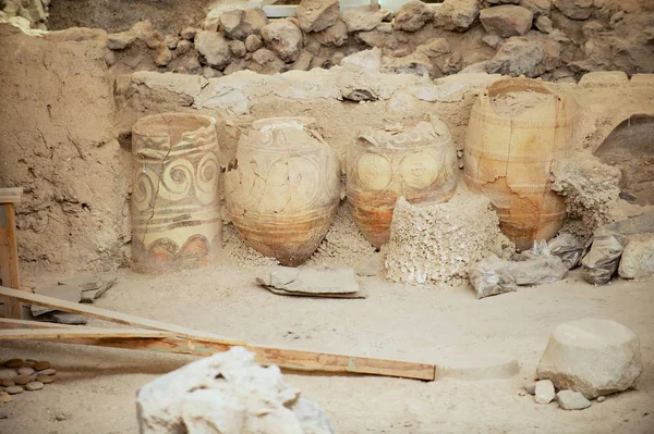 Akrotiri Greece August 2012 Ruins Ancient Buildings Decorated Pottery Minoan — Stock Photo, Image