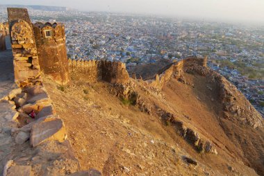 Jaipur, Hindistan - Mart 29, 2007: Panorama ön planda Jaipur, Hindistan eski kale duvarı ile şehir bölgesinin.