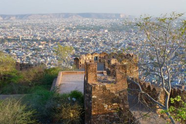 Jaipur, Hindistan - Mart 29, 2007: Panorama ön planda Jaipur, Hindistan eski kale duvarı ile şehir bölgesinin.