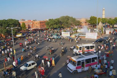 Jaipur, Hindistan - 30 Mart 2007: Jaipur, Hindistan akşam rush hour sırasında şehrin işlek cadde görünümüne.