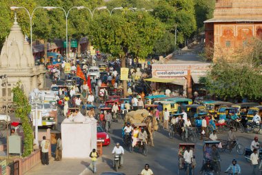 Jaipur, Hindistan - 30 Mart 2007: Jaipur, Hindistan akşam rush hour sırasında şehrin işlek cadde görünümüne.