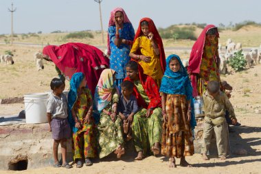 Jamba, Hindistan - 02 Nisan 2007: Grup genç kadınlar ve çocuklar büyük Thar Çölü Jamba, Hindistan'de halka açık bir yolda taraftan geleneksel elbise toplamak su giyiyor. 