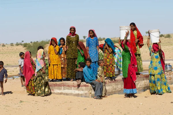 若い女性と Jamba インドの偉大なタール砂漠でよく公道側から水分を集めて伝統的なドレスを着て子供のジャンバ インド 2007 グループ — ストック写真