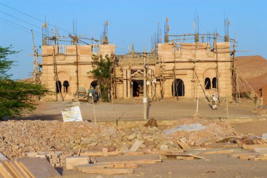 Jamba, Hindistan - 02 Nisan 2007: Dış neredeyse tamamlanmış tapınağın bina büyük içinde bu Jamba, Hindistan'da çöl. 