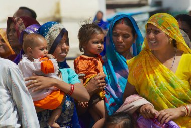 Orchha, Hindistan - 27 Mart 2007: Kimliği belirsiz kadın ile geleneksel elbiseler izle dini alayı Street Orchha, Hindistan'da giyen çocuk. 