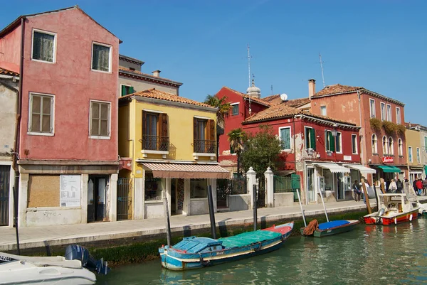 Vista al canal, barcos y edificios en Murano, Italia . —  Fotos de Stock