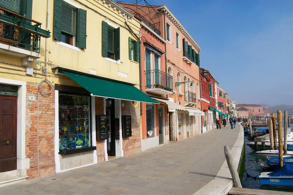 Zobrazit na canal Grande, lodě, budov a lidí na ulici v předjaří v Murano, Itálie. — Stock fotografie