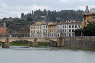 Floransa, Italya-Mart 03, 2007: Floransa, Italya Arno Nehri kıyısında bulutlu bir gün tarihi binaların görünümü.