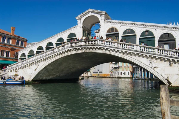 Pohled na orientační most Ponte di Rialto nad Grand Canal v Benátkách, Itálie. — Stock fotografie