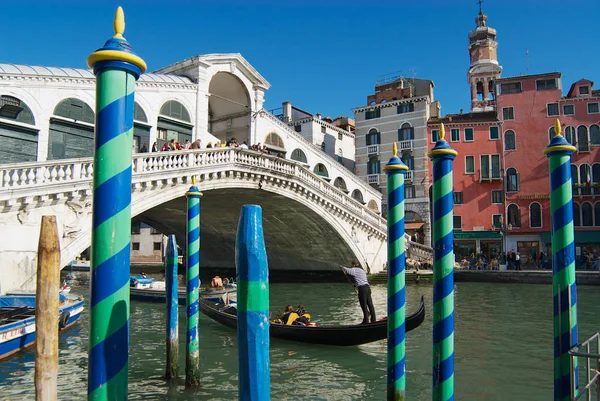 Blick auf die Brücke Ponte di Rialto über den Canal Grande in Venedig, Italien. — Stockfoto