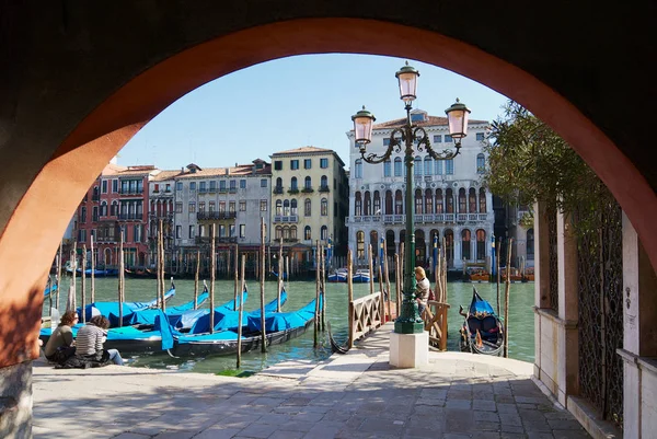 Iew to the historical buildings at the bank of the Grand canal in Venice, Italy. — Stock Photo, Image