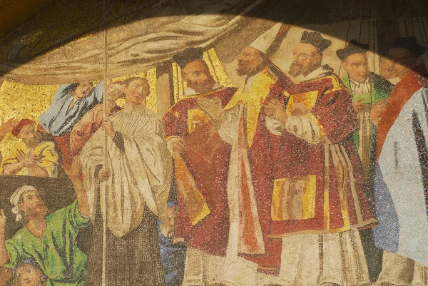 Mosaik der Basilika des Heiligen Marko, das den Körper des Heiligen Marko darstellt, der in Venedig in Italien willkommen geheißen wurde. — Stockfoto