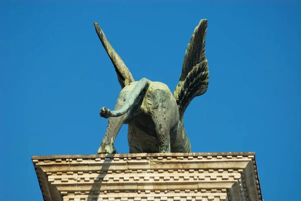 Kuyruk kanatlı aslan, Venedik, İtalya San Marco Meydanı'nda arka plan mavi gökyüzüne ile yüksek sütun, şehrin sembolü. — Stok fotoğraf