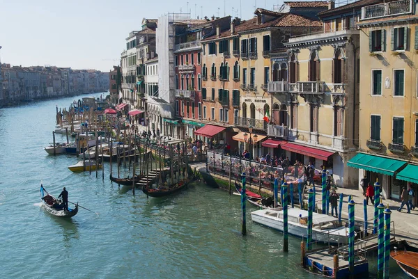 Výhled na Canal Grande z slavného mostu Rialto v Benátkách, Itálie. — Stock fotografie