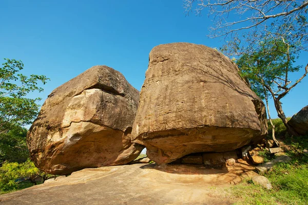 Antiguos Monjes Meditación Cuevas Bajo Grandes Rocas Anuradhapura Sri Lanka —  Fotos de Stock