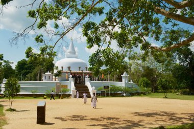 Anuradhapura, Sri Lanka - 19 Mayıs 2011: Anuradhapura, Sri Lanka'daki Lankaramaya stupa'yı ziyaret edin.