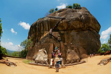 Sigiriya, Sri Lanka - Mayıs 20, 2011: Turistler Sigiriya, Sri Lanka Sigiriya Aslan kaya kale tırmanmaya. Sigiriya Unesco Dünya Mirası Listesi'nde.