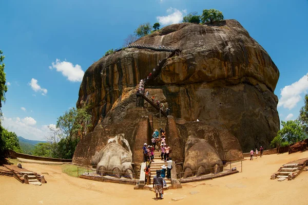 Sigiriya Sri Lanka May 2011 Tourists Climb Sigiriya Lion Rock — Stock Photo, Image