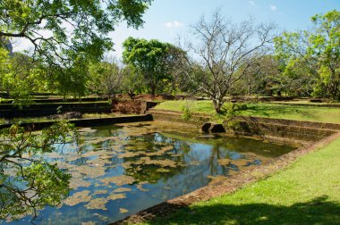 Sigiria, Sri Lanka - Mayıs 20, 2011: Sigiriya antik kent kalıntıları pond, Sri Lanka. Sigiriya Unesco Dünya Mirası listesi.