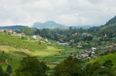 Güzel manzara modunda Nuwara Eliya, Sri Lanka kırsal binalarla görünümüne Nuwara Eliya, Sri Lanka - 22 Mayıs 2011:.