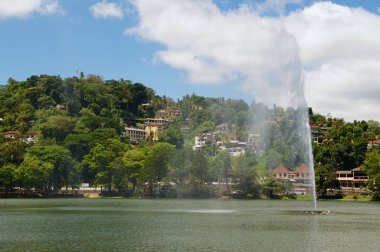 Kandy, Sri Lanka - 21 Mayıs 2011: Kandy, Sri Lanka'da çeşmeli rezervuara bakış.
