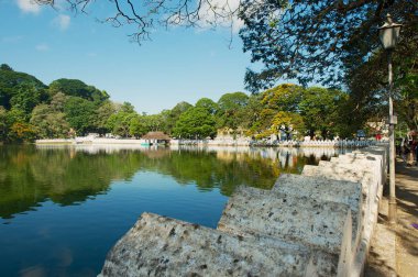 Kandy, Sri Lanka - 21 Mayıs 2011: Kandy, Sri Lanka'daki rezervuara bakış.