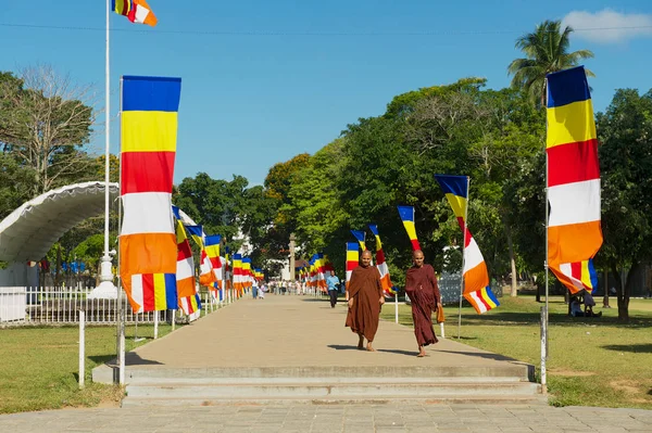 Kandy Srí Lanka Května 2011 Buddhističtí Mniši Navštěvují Chrám Zubů — Stock fotografie