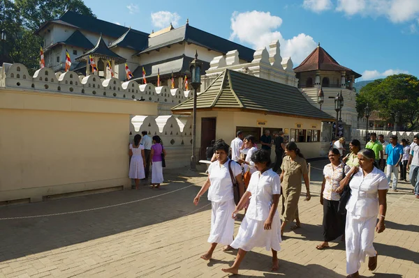 Kandy Srí Lanka Května 2011 Lidé Navštěvují Chrám Zubů Šrí — Stock fotografie