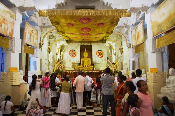 Канди Шри Ланка Мая 2011 Года Паломники Посещают Храм Зуба — стоковое фото