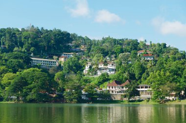Kandy, Sri Lanka - 21 Mayıs 2011: Kandy, Sri Lanka rezervuar kıyısında güzel manzara ile binalara bakış.