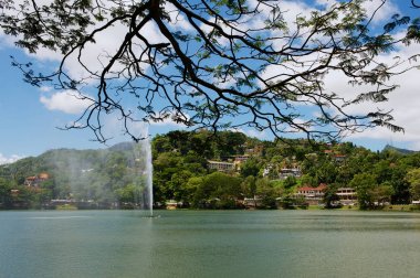 Kandy, Sri Lanka - 21 Mayıs 2011: Kandy, Sri Lanka'da çeşmeli rezervuara bakış.