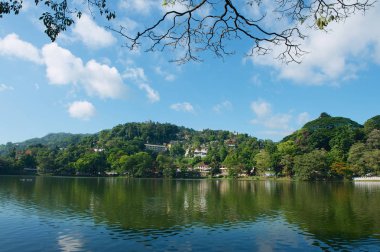 Kandy, Sri Lanka - 21 Mayıs 2011: Kandy, Sri Lanka rezervuar kıyısında güzel manzara ile binalara bakış.