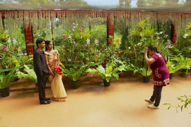 Kandy, Sri Lanka - Mayıs 22, 2011: Kimliği belirsiz insanlar Kandy Peradeniya Kraliyet Botanik Bahçesi kamu orkide bahçesinde fotoğraf çekmek, Sri Lanka.