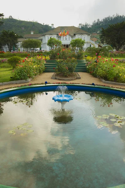 Nuwara Eliya Sri Lanka Maio 2011 Fonte Jardim Frente Edifício — Fotografia de Stock