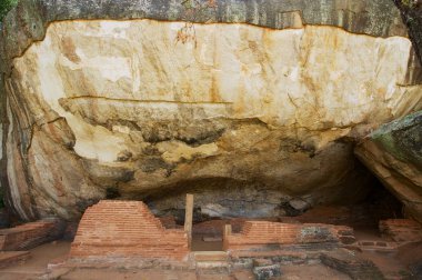Sigiriya, Sri Lanka'da büyük kayaların altında antik Budist rahipler meditasyon mağaraları. 