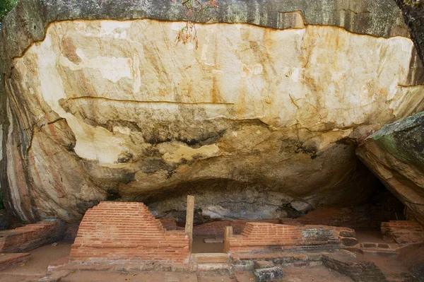 Sigiriya, Sri Lanka'da büyük kayaların altında antik Budist rahipler meditasyon mağaraları. 