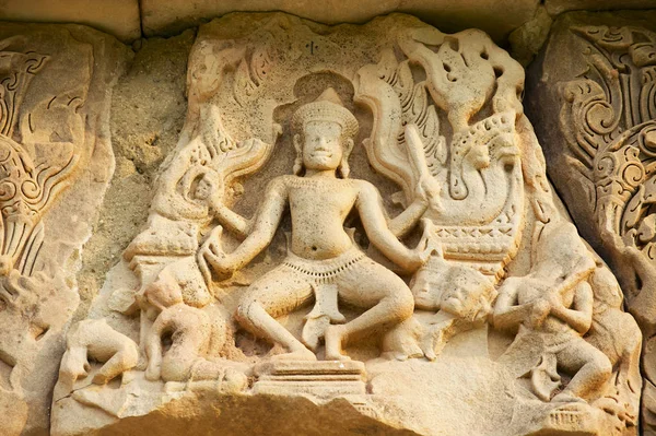 在泰国的 Phimai 历史公园 Prasat Phimai 的印度教寺庙废墟上有宗教图案的砂岩雕刻 — 图库照片