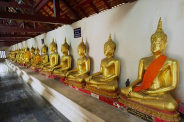 Phitsanulok, Tayland - 23 Ağustos 2011: Phitsanulok, Tayland'daki Wat Phra Sri Rattana Mahathat Tapınağı'ndaki Buda heykelleri.