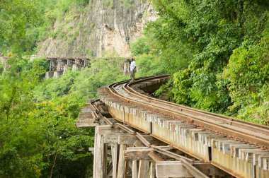 Kanchanaburi, Tayland - 16 Haziran 2011: Kanchanaburi, Tayland'da Kwai nehri bükülmelerini takip eden Tayland-Burma Ölüm demiryolunun izini görüntüleyin.