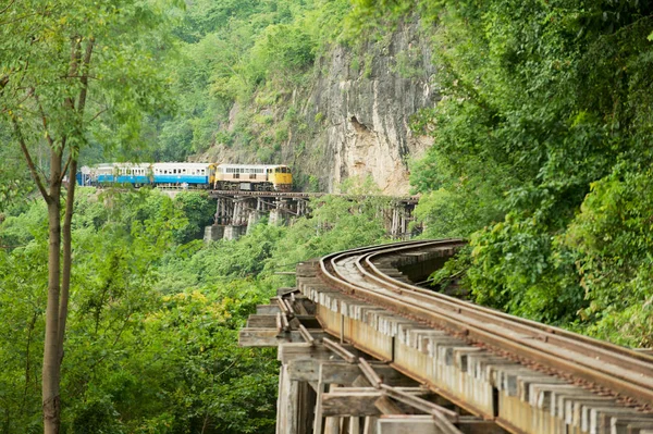 Kanchanaburi Tailândia Junho 2011 Passagens Locomotiva Vintage Estrada Ferro Morte — Fotografia de Stock