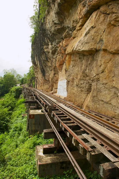 ランチャナブリ 2011年6月16日 ビルマ死鉄道は カンチャナブリ タイの近くのクワイ川の曲がりに続きます — ストック写真