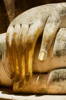 Sukhothai, Tayland Sukhothai Tarihi parkta Wat Sri Chum tapınağında Beyaz Buda heykeli Nin Eli.