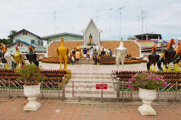 Suphan Buri Tajlandia Sierpnia 2011 Niezidentyfikowanych Ludzi Odwiedzić Pomnik Króla — Zdjęcie stockowe