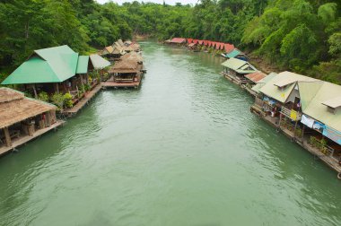 Suphan Buri, Tayland - 18 Ağustos 2011: Suphan Buri, Tayland nehir kıyısında yüzen evler ile geleneksel Tay köyü. 