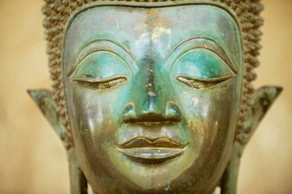 在老挝万象的 Keo 前翡翠佛庙 外的一尊古铜佛像的脸上特写 — 图库照片